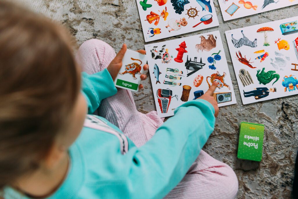 dziecko uczy się słów przy pomocy obrazków